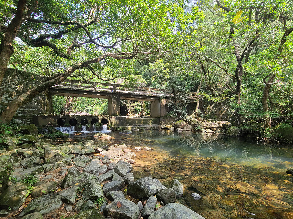 香港遠足挑戰 橋咀 城門 打卡 遠足 行山 橋咀觀景台 享逸台 廈門灣  城門水塘 山林 菠蘿壩 山巒 大城石澗 張屋村