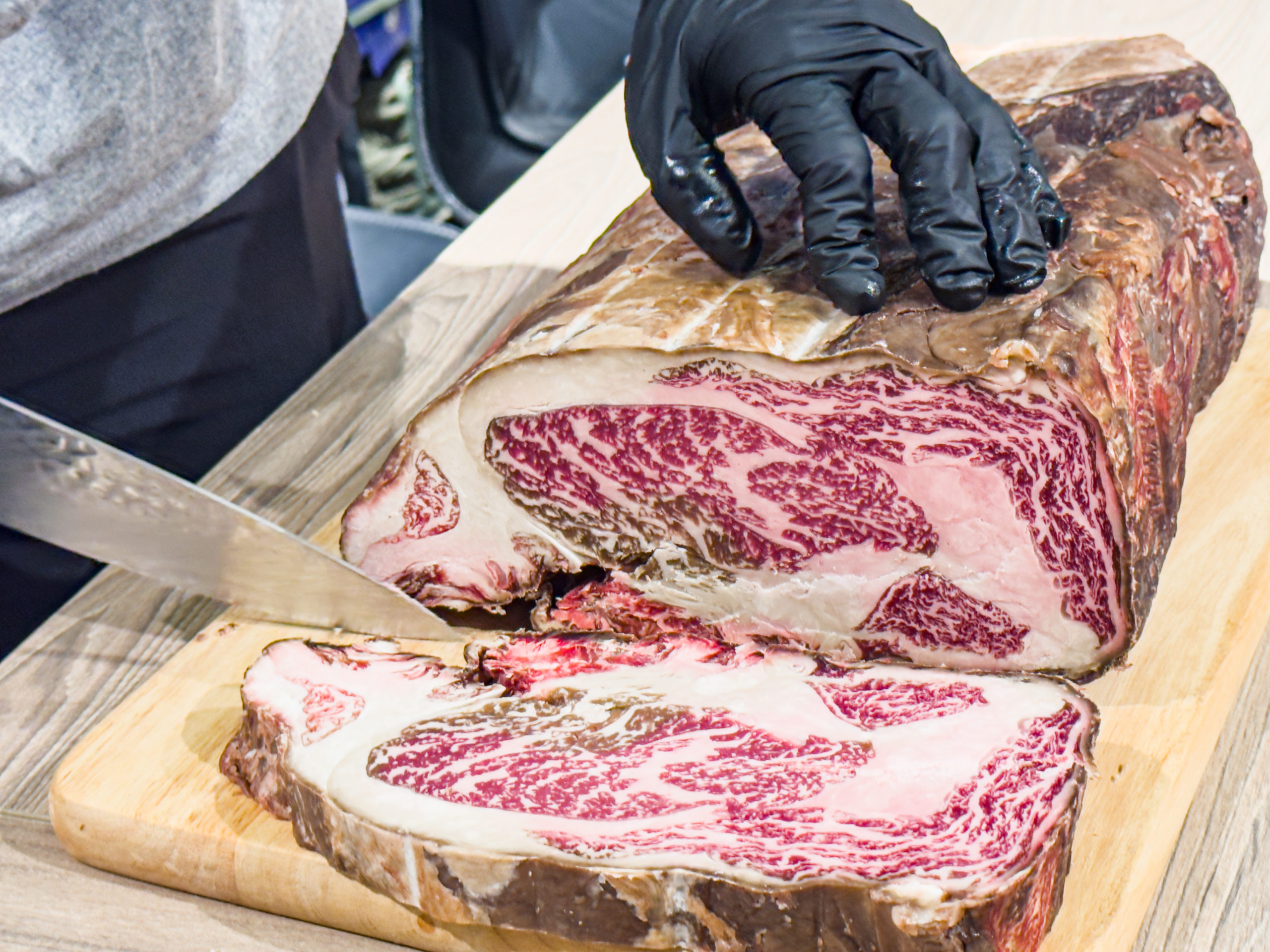 齊柏林熱狗 Zeppelin Kitchen 熟成牛扒 乾式熟成 西式大餐 切肉 牛肉 油花 生肉