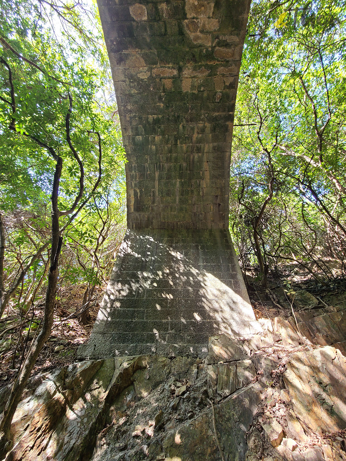 行山 打卡勝地 香港本地遊 登山 山友 粉嶺八角塔 赤柱古道 蝌蚪坪 舂磡角道 南區海濱長廊 赤柱古道 古老石拱橋 司馬文 排水坑 羅馬式橋拱